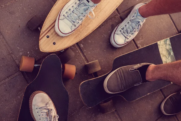 Ноги скейтеров на длинных досках — стоковое фото
