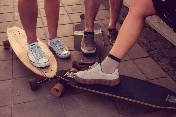 Gambe dei pattinatori su longboard — Foto Stock