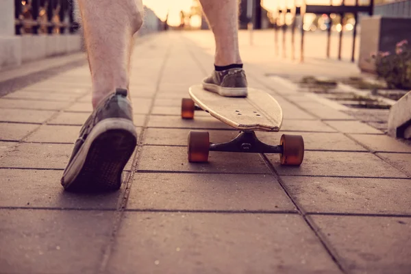 Skater's nogi na longboard — Zdjęcie stockowe
