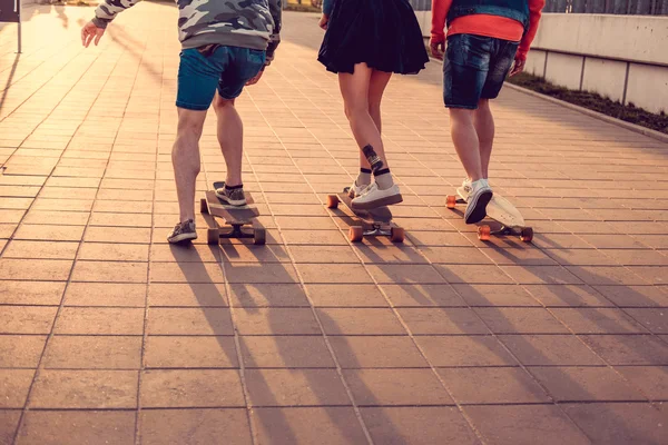 Tre skateboarder dal back riding — Foto Stock
