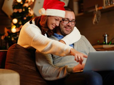 Dizüstü bilgisayar kullanan kadın ve tombul erkek