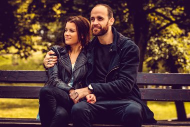 Bir bankta poz sevgi dolu Çift