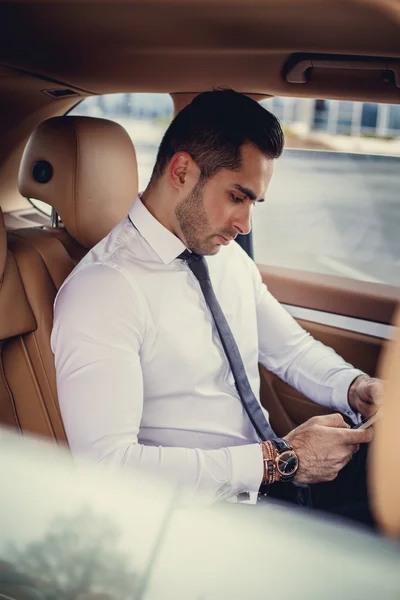 Hombre con camisa blanca usando smartphone . — Foto de Stock