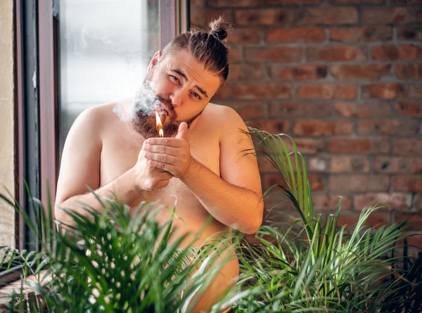 Barbu mâle fumant un cigare — Photo