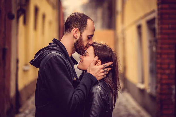 Бородатый мужчина целует милую брюнетку — стоковое фото