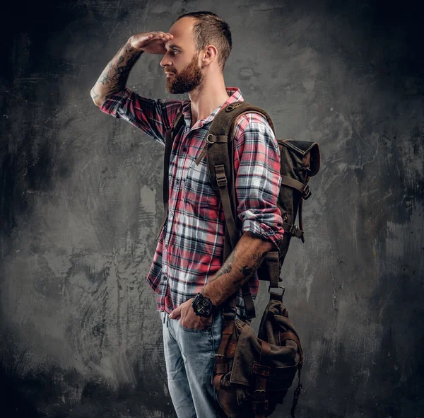 Masculino com mochila olhando para a distância — Fotografia de Stock