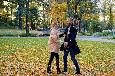 Kızıl saçlı kadın ve erkek eğleniyor 