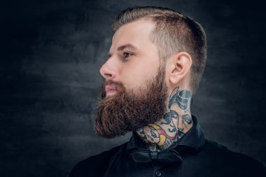 Sakallı hippi erkek ve boynunda dövme olan.