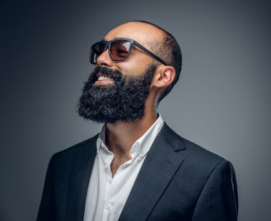 Sakallı erkek takım elbise ve güneş gözlüğü