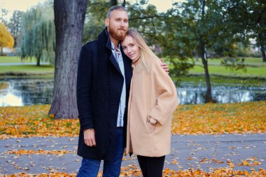 Tatlı bir sarışın sakallı erkek hugs