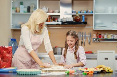 Anne ve kızı hazırlayın.