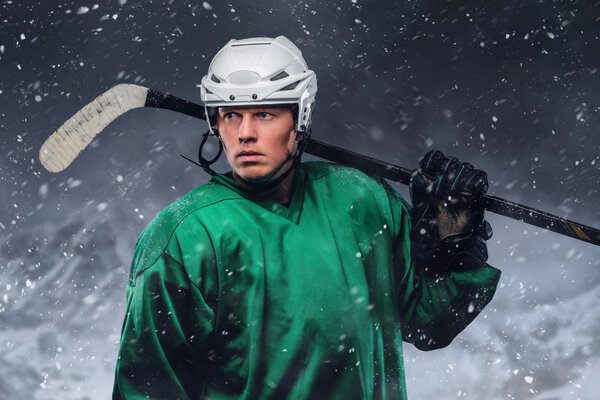 Хоккеист в снежную бурю
.