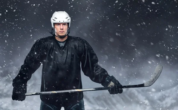 Jugador de hockey en una tormenta de nieve . —  Fotos de Stock