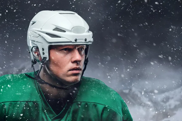 Joueur de hockey dans une tempête de neige — Photo