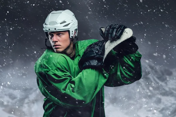 Jugador de hockey en una tormenta de nieve . —  Fotos de Stock