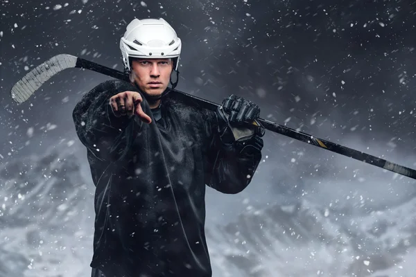 Joueur de hockey dans une tempête de neige . — Photo