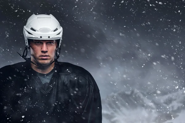 Jugador de hockey en una tormenta de nieve — Foto de Stock