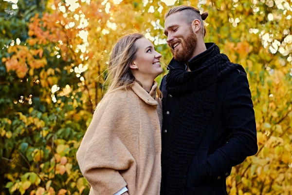 Pareja cariñosa en una cita en un parque de otoño —  Fotos de Stock