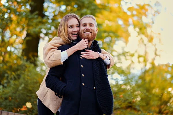 Pareja cariñosa en una cita en un parque de otoño —  Fotos de Stock