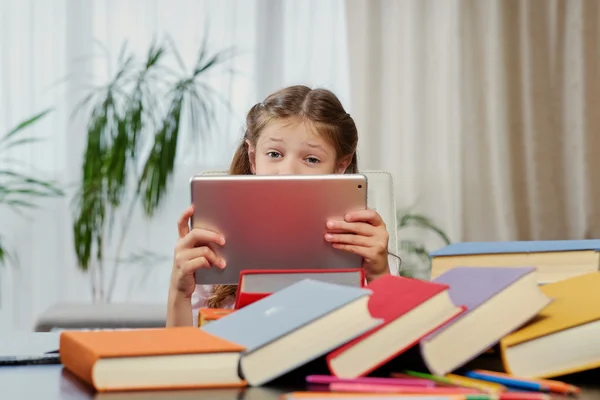 Menina olhando para o PC tablet — Fotografia de Stock