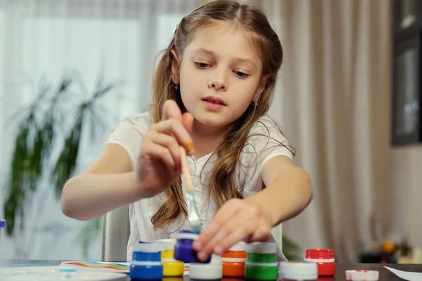 Carino ragazza pittura con vernice acrilica — Foto Stock