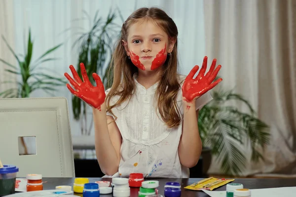 Schattig meisje tonen geschilderd handen — Stockfoto