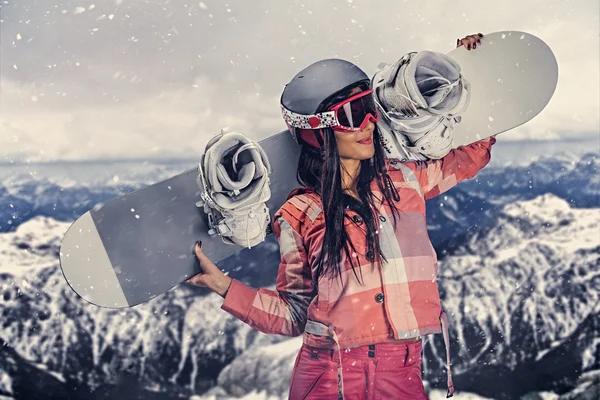スノーボードを保持する魅力的なスポーティな女性 — ストック写真
