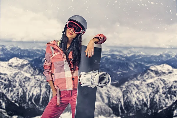 Attraktive sportliche Frau hält Snowboard — Stockfoto