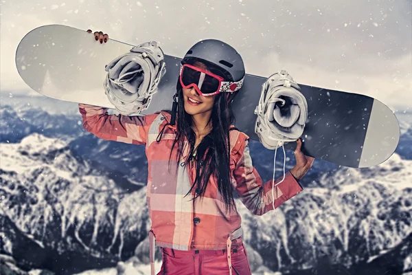 Atraente desportivo feminino detém snowboard — Fotografia de Stock