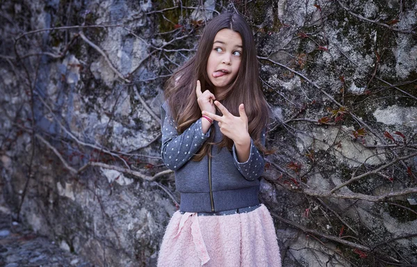 Mädchen in rosa Rock und grauer Jacke — Stockfoto