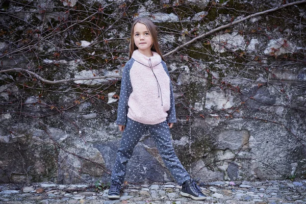 在温暖的秋天衣服的小女孩 — 图库照片