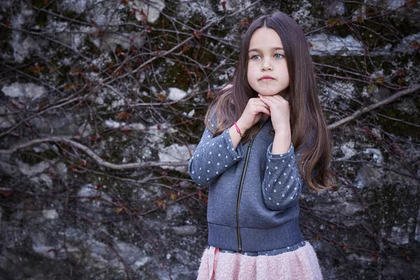 Chica en falda rosa y chaqueta gris —  Fotos de Stock