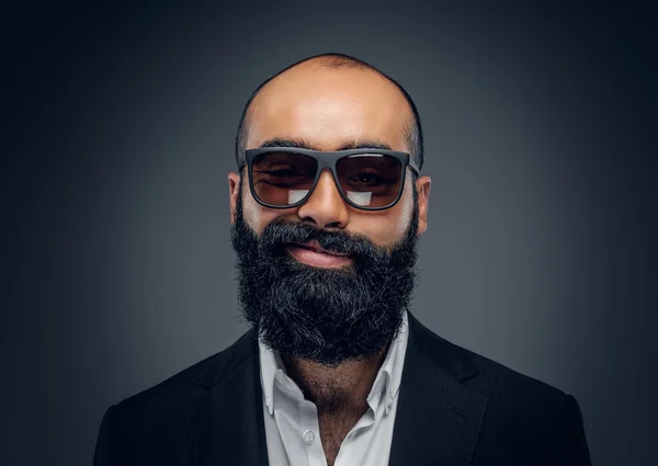 턱수염이 난된 남자는 양복과 선글라스 — 스톡 사진