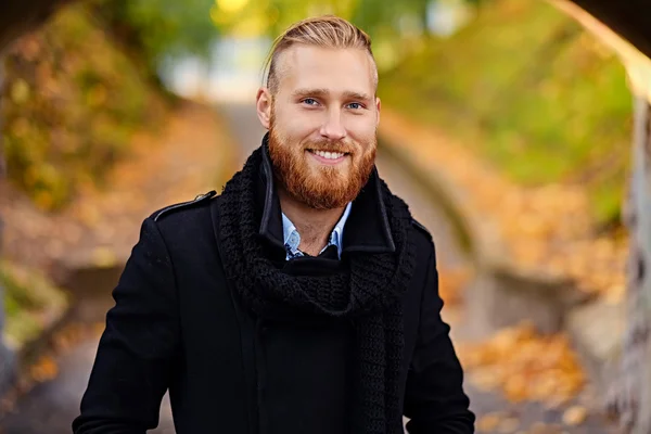Smiling redhead male in an autumn park. — Stock Photo, Image