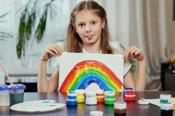 Carino bambina tiene pittura — Foto Stock