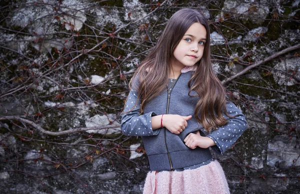 Kız pembe etek ve gri ceket — Stok fotoğraf