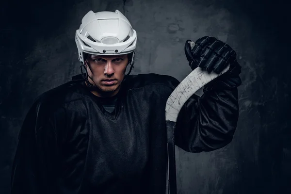 Giocatore di hockey detiene il bastone da gioco — Foto Stock