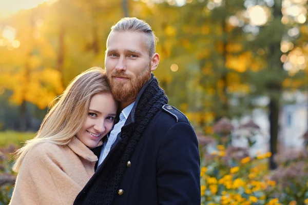 Redhead bearded male hugs blonde female — Stock Photo, Image