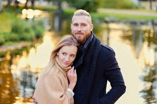 Loving couple on date in an autumn park — Φωτογραφία Αρχείου