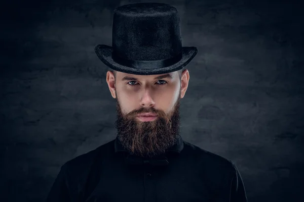 Homem barbudo com cilindro de chapéu superior — Fotografia de Stock