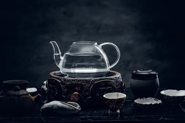 Szkło przezroczyste czajniczek i kubki ceramiczne — Zdjęcie stockowe