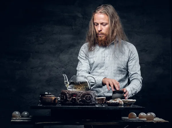Бородатий чоловік готує чай — стокове фото