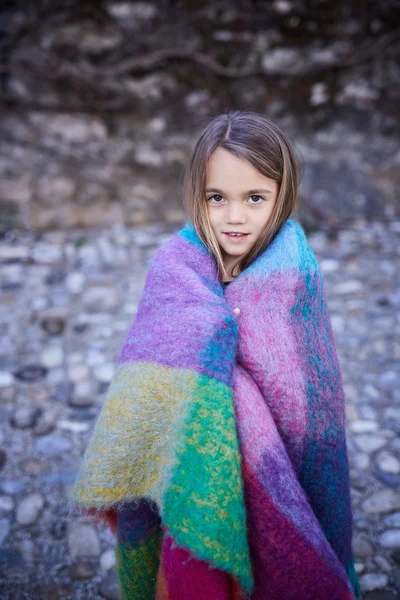 Bambina in plaid caldo colorato — Foto Stock