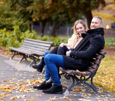 Pozitif gülümseyen iki sonbahar park içinde