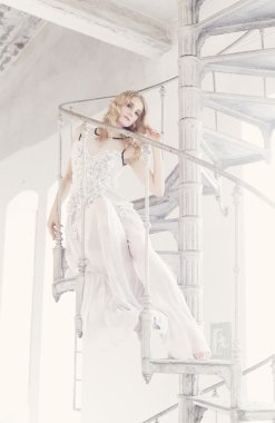 Merdivenlerde poz beyaz elbiseli kadın