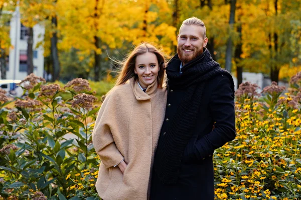 Loving couple on date in an autumn park — Φωτογραφία Αρχείου