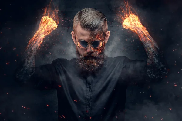 Demonische man met het branden van de armen. — Stockfoto