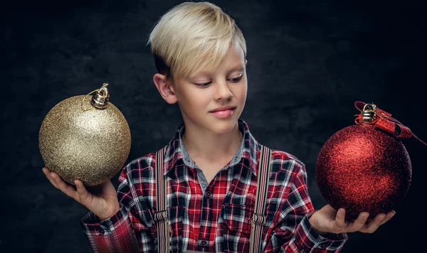 Rubio chico sostiene bolas de Navidad — Foto de Stock