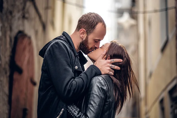 Бородатый мужчина целует брюнетку — стоковое фото