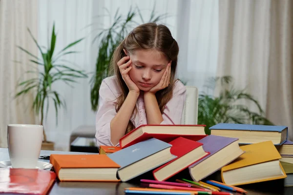 Müdes Mädchen nach der Lektüre vieler Bücher — Stockfoto